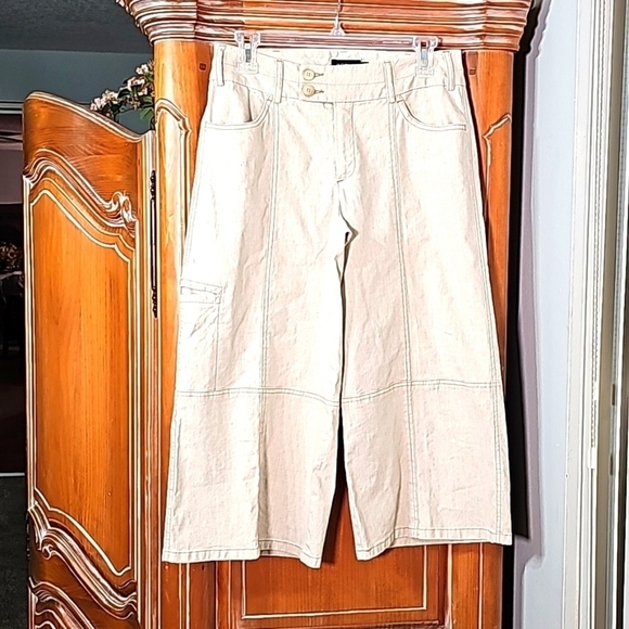 WOMYN, Womens wide leg capris  size 4. Cargo style. Cream. - Picture 1 of 10